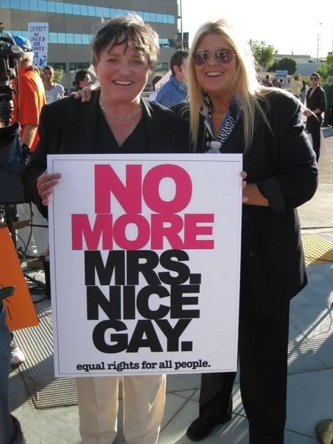 (à esq. na foto com sua esposa) Participou ativamente na primeira Marcha Nacional em Washington de Direitos Gays e Lésbicos em 1979.