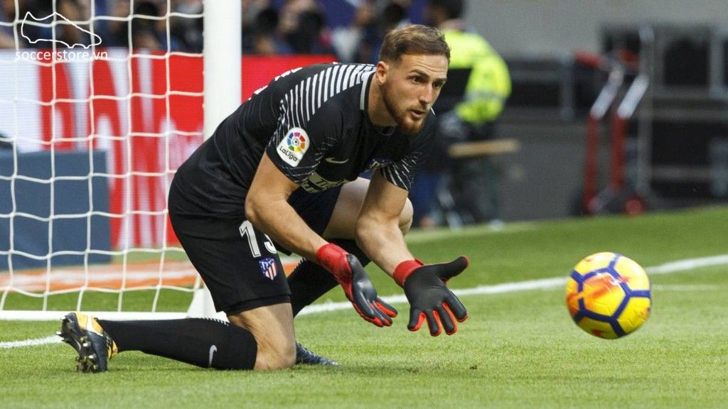 Thủ môn Oblak của Atletico Madrid sử dụng găng tay Nike Vapor Grip