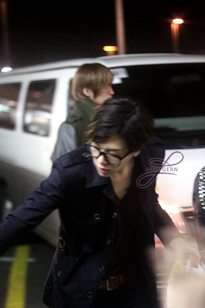F.CUZ - Yejun reaching out for fans' gift/s and Kan at NAIA Terminal 1, departing from Philippines