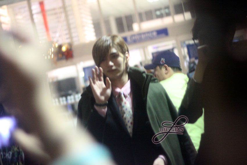 F.CUZ - Kan waving to fans at NAIA Terminal 1, departing from Philippines