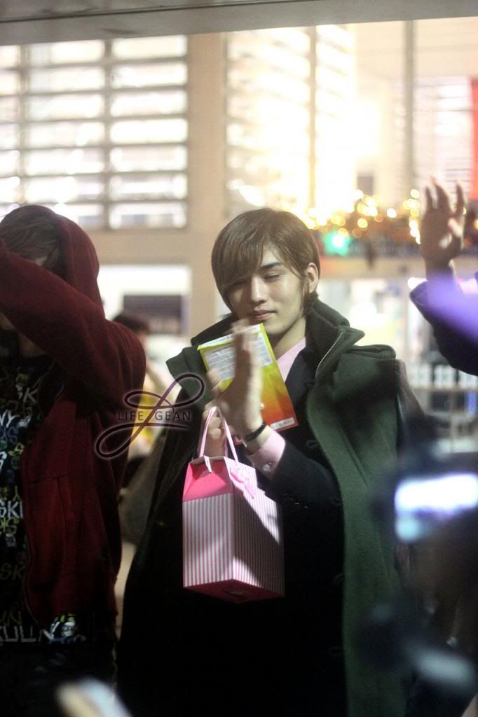 F.CUZ - Kan waving goodbye at NAIA Terminal 1, departing from Philippines