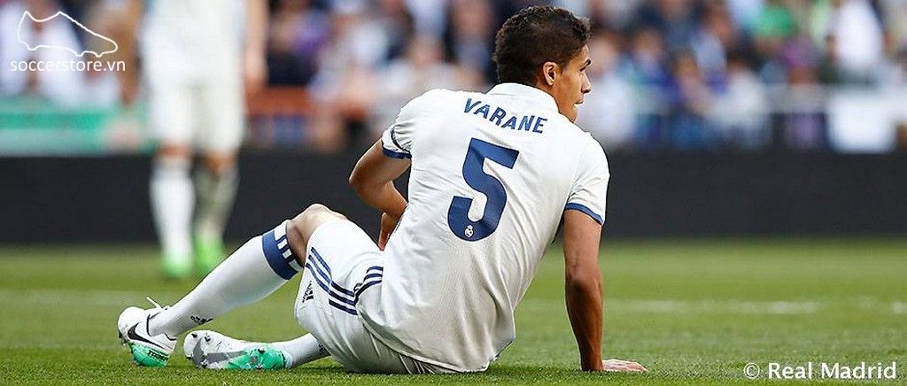 Varane của Real Madrid sử dụng giày bóng đá Nike Tiempo