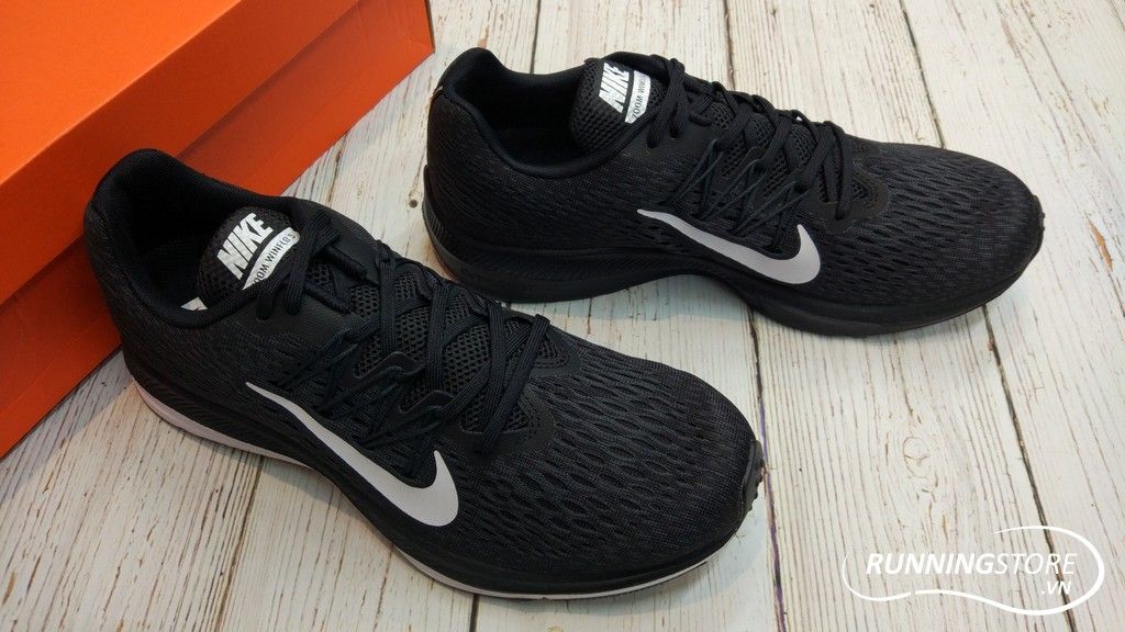 Nike Winflo 5 Air Zoom- Black/ White AA7406-001