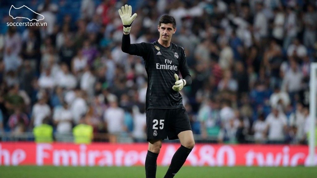 Thibaut Courtois sử dụng găng tay Nike