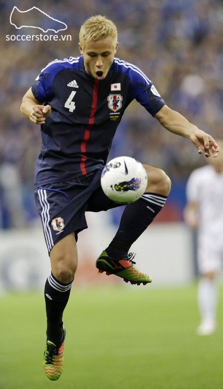 Tuyển thủ Nhật Keisuke Honda sử dụng giày bóng đá Mizuno